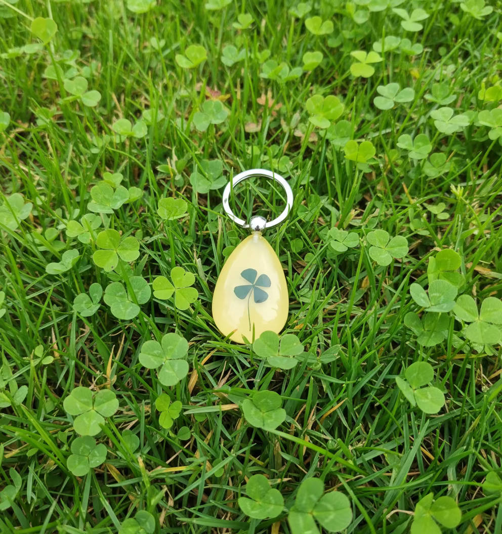 Four-leaf clover/Glow in dark/Flower Keychain/Lucky keychain四叶草/幸運匙扣